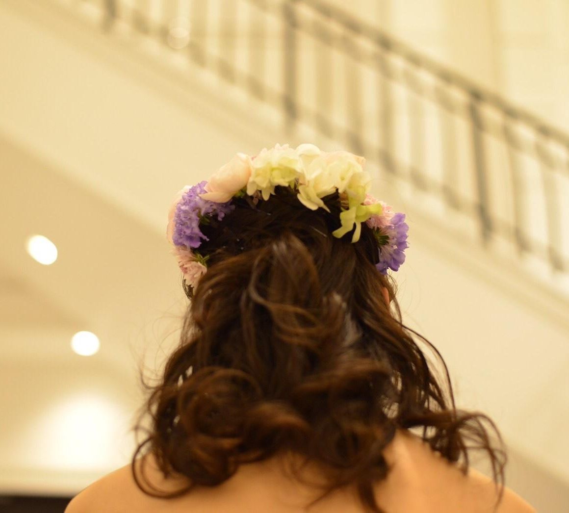 カラードレスに合わせた生花