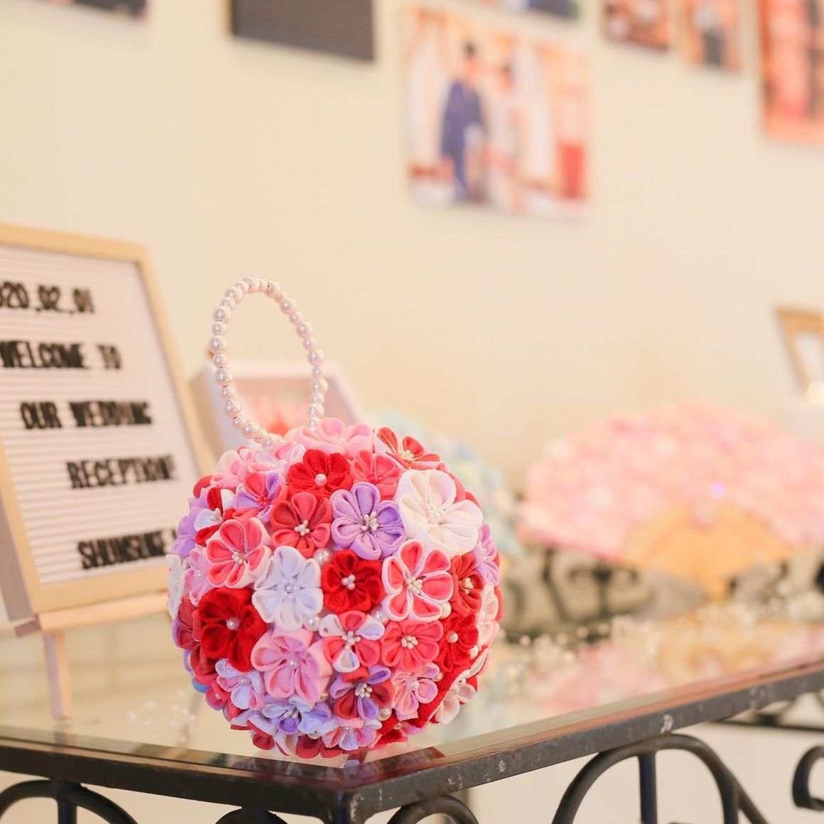 こちらも前撮りの小道具、母の力作です💓
ちりめんでお花を作ってボールブーケにしてくれました！
持ち手をパールで可愛く😍✨
前撮りでは、いろんな方に桜の扇子とボールブーケを
褒めていただきとても嬉しかったです❣️
