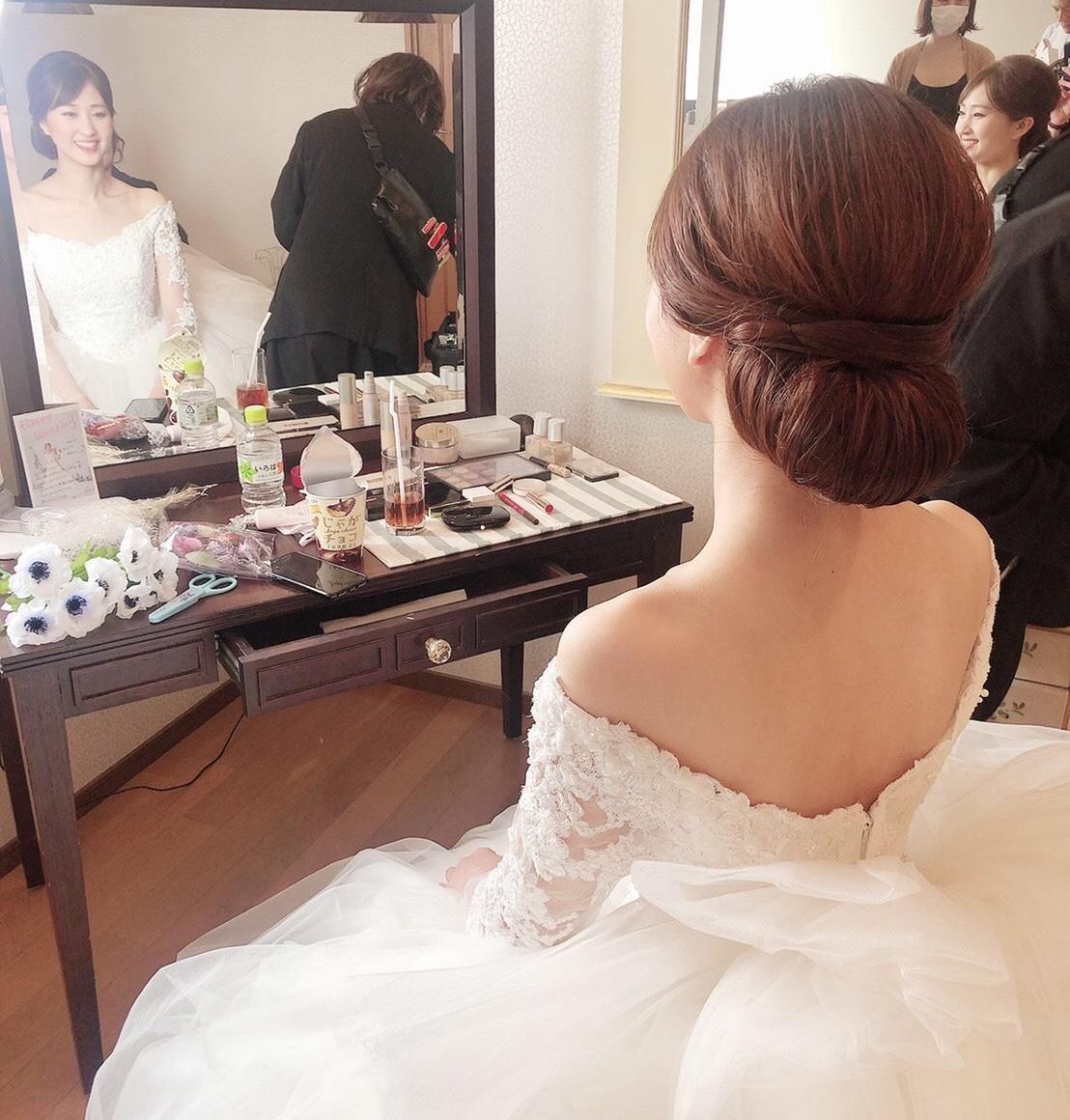 挙式はシンプルに綺麗にまとめて貰いました。
通ってるいる美容院の美容師さんにしていただきました☺️