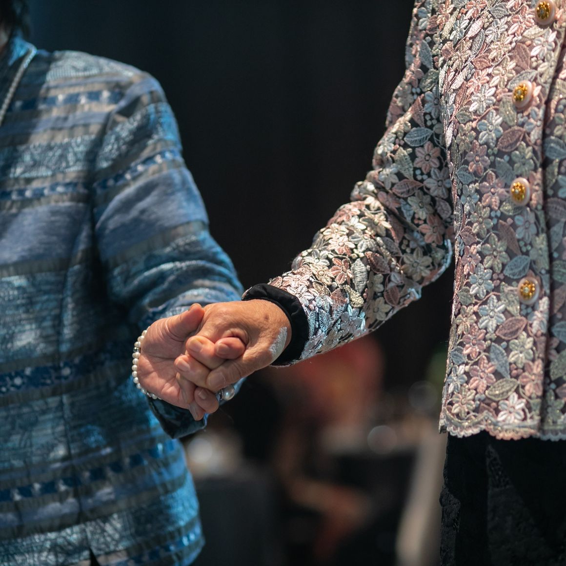 中座はおばあちゃん2人と。
おばあちゃんが手を繋いで出てきてくれました。