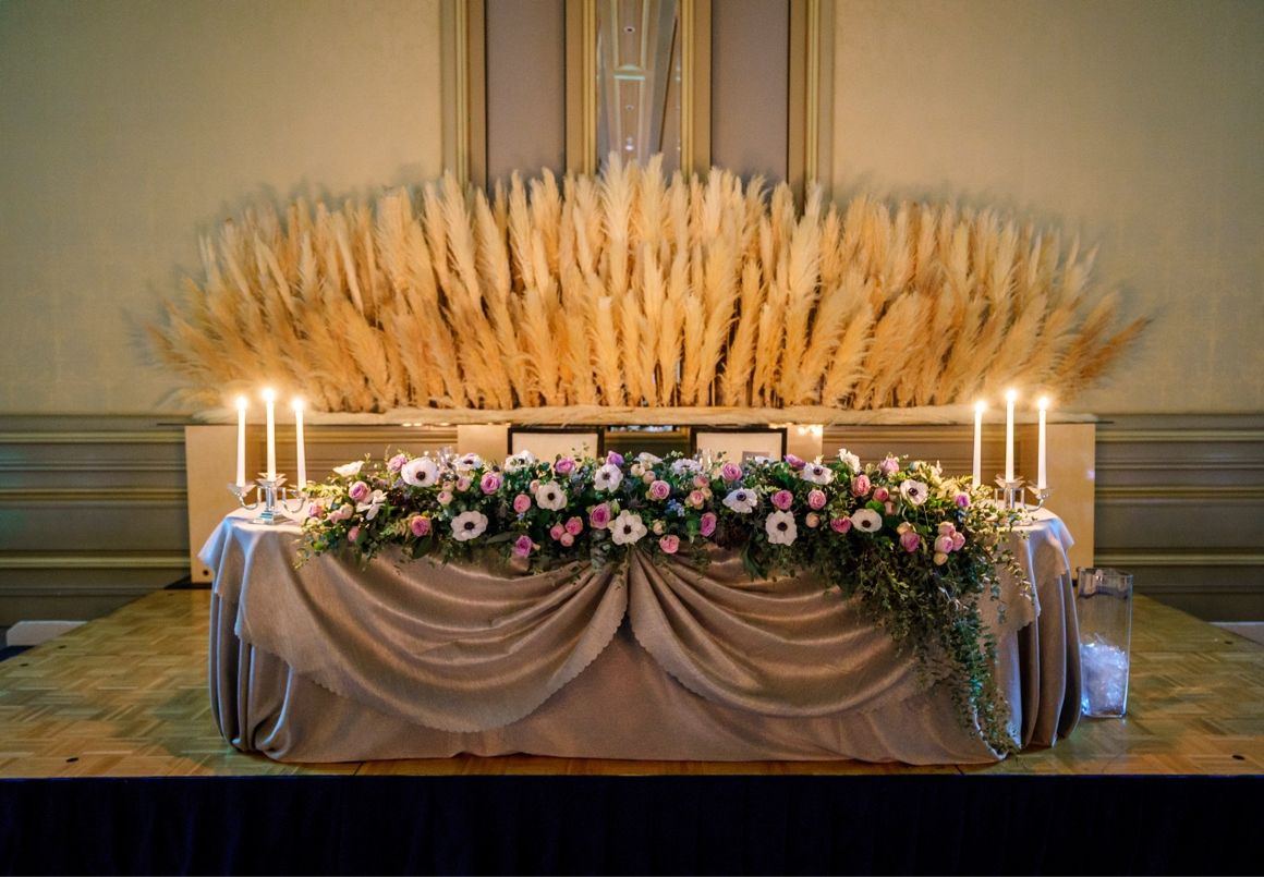 秋婚だったのでパンパスグラスを背景に♡高砂ショットにとても映えました♡装花の花材はとにかく好きなお花と好きなイメージで作りました！