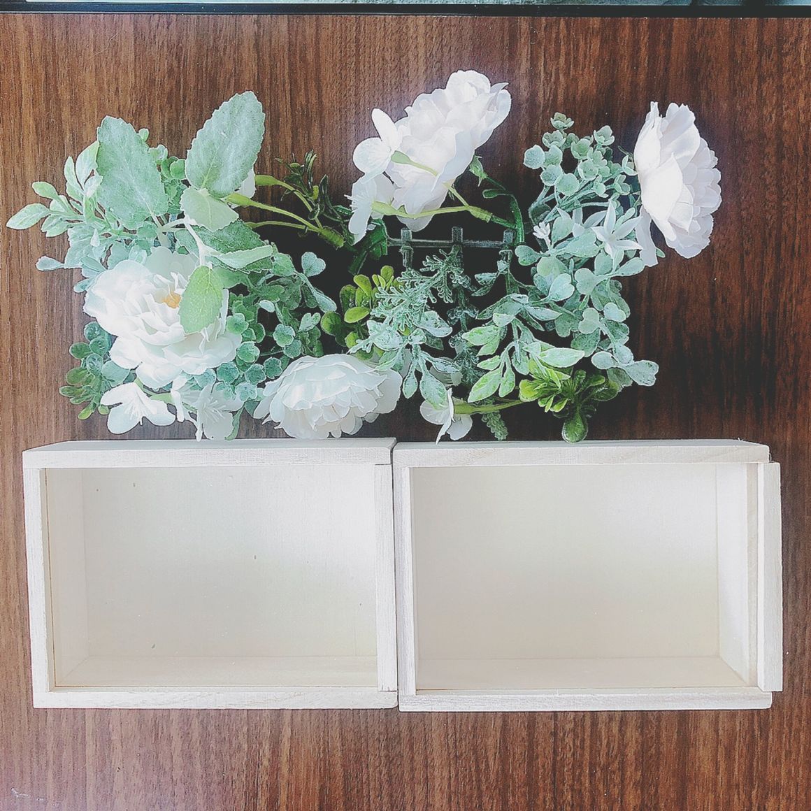 受付場所に設置するボードを手作り。

【材料】
透明の蓋付BOX:２　
造花:2（ばらして使用しています）

【購入場所】
100円ショップ（キャンドゥ）

【製作費】
1つ200円

