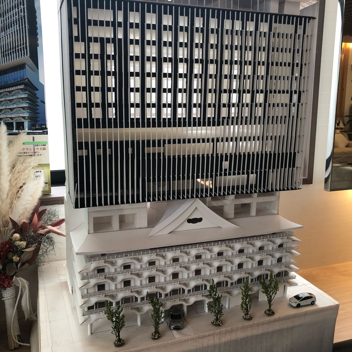 結婚式場の外観
式場、レストラン、宿泊と全部あるのがホテルのいいところです✨『過去と未来を繋ぐ架け橋へ』の言葉も好きです😊そして何と言っても、駅近！！✨大阪メトロ難波直結でゲストの方にも迷わず疲れずきていただけそうです！近くに髙島屋や丸井、カフェもあるので時間潰しもできそうです🙆‍♀️✨