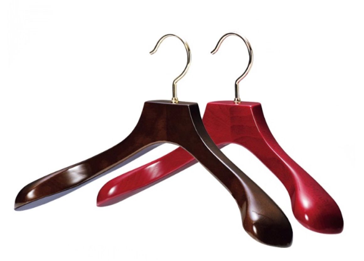 引出物：名入りハンガー（中田工芸）