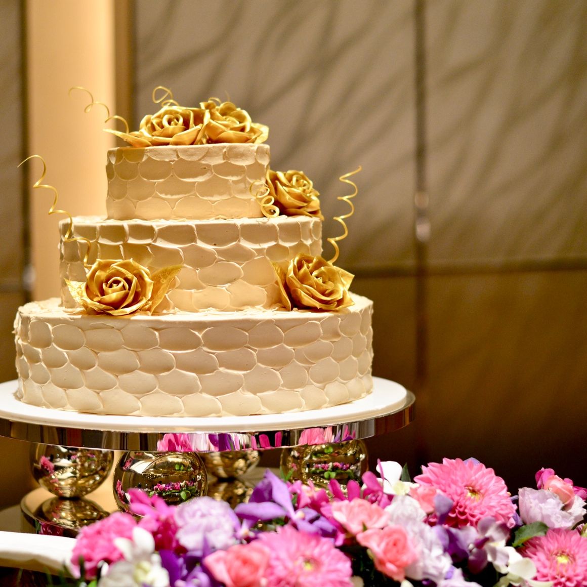 ゴールドに包まれたゴージャスなケーキはクラシックローズという大人婚にぴったりなセルリアンオリジナルなケーキです。