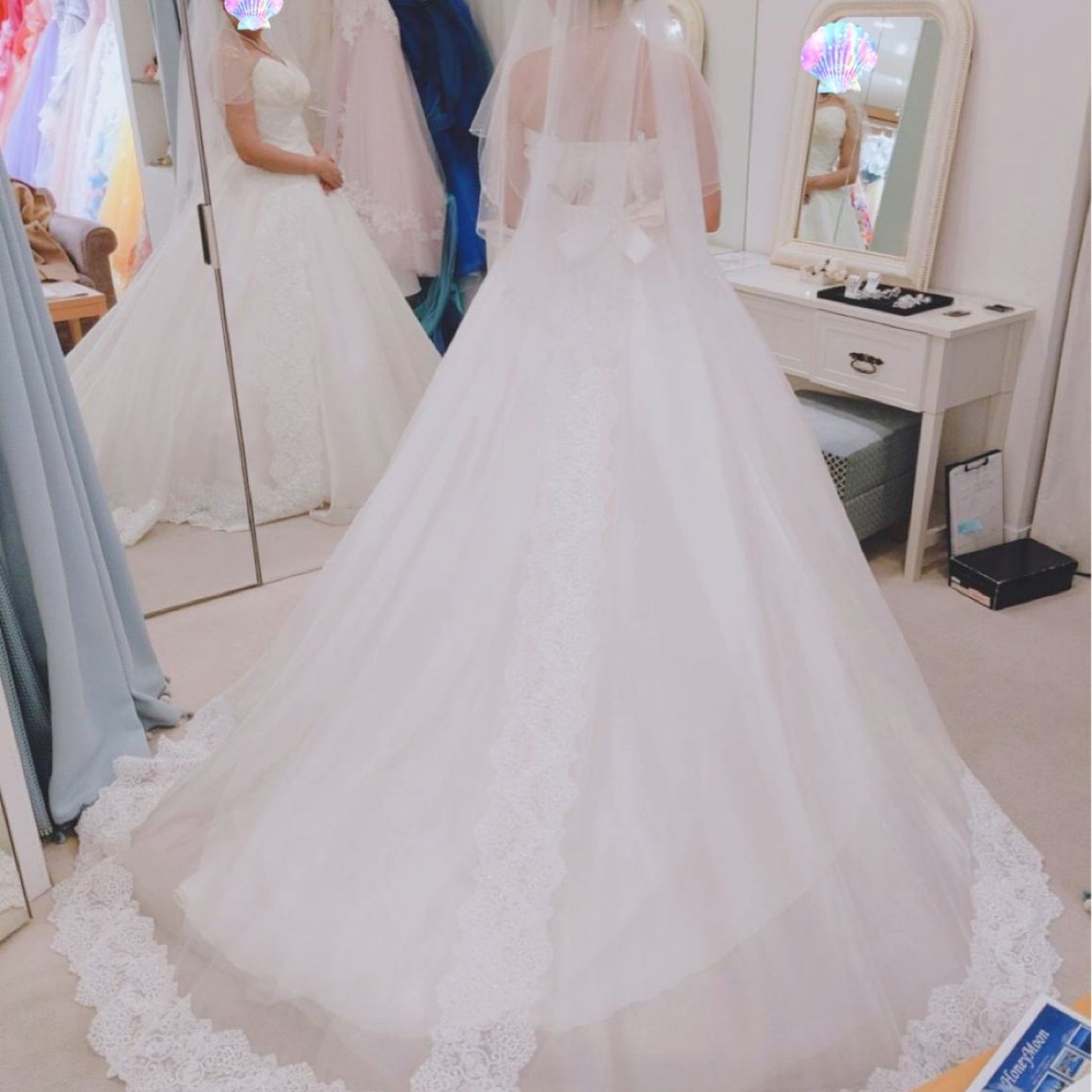 縁がレースになって可愛いトレーン。
