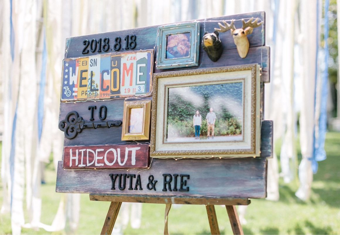 テーマのHIDEOUTに合わせたデザインのwelcome board
ウッドとアイアンをメインに、HIDEOUTの文字は共通のフォントをトレースして手描きで制作
新郎デザイン、制作