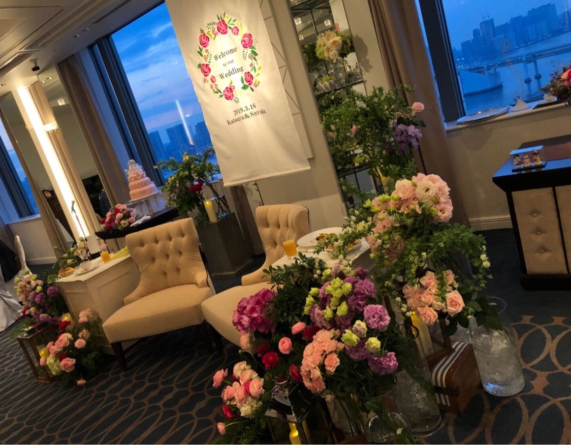 ウェディングタペストリーは、
服飾関係の仕事をしている父に作ってもらいました。
全て刺繍で作られています。
世界に１つだけのものです☺️