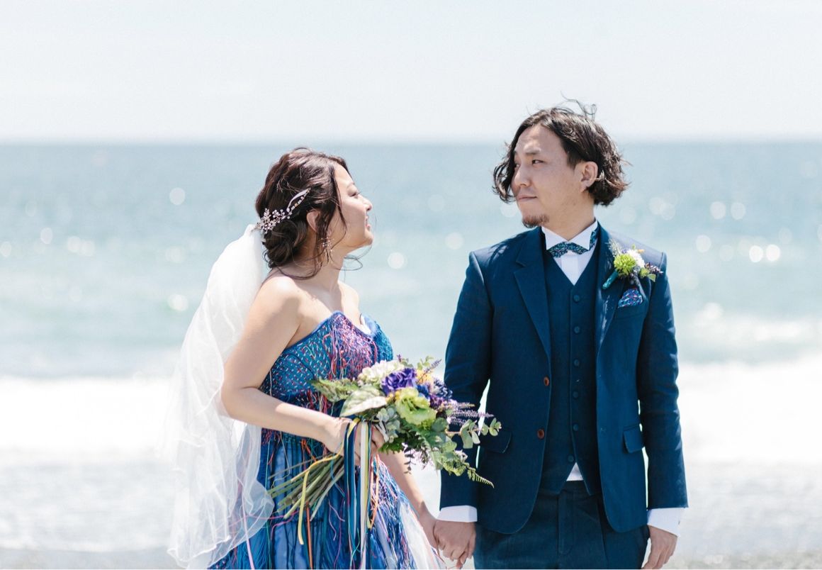 ラフィーノオーシャンの目の前の海岸で式の前に撮影