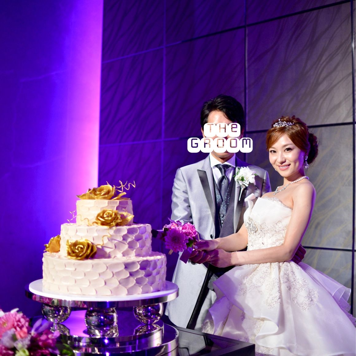 ケーキ入刀シーン
バックライトだけまでなく、ケーキ入刀と同時に会場全体を紫に染めました！