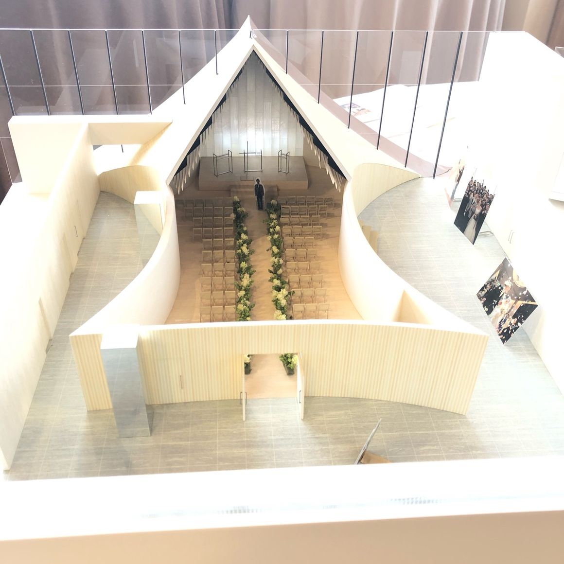 6Fの挙式会場！
バージンロードが15mと長く、一歩一歩を噛み締めながら歩けそうだと思いました！和紙のステンドグラスも完成したら見てみたい！と興味を引きました！