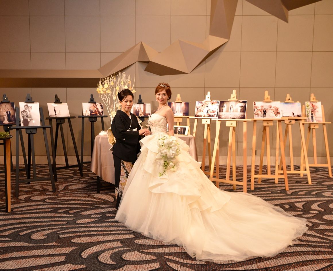 お色直しへの退場は
尊敬する母と
この日無事に結婚式を迎えられるよう沢山のサポートをしてくれました。
ウェルカムスペース前にて記念撮影