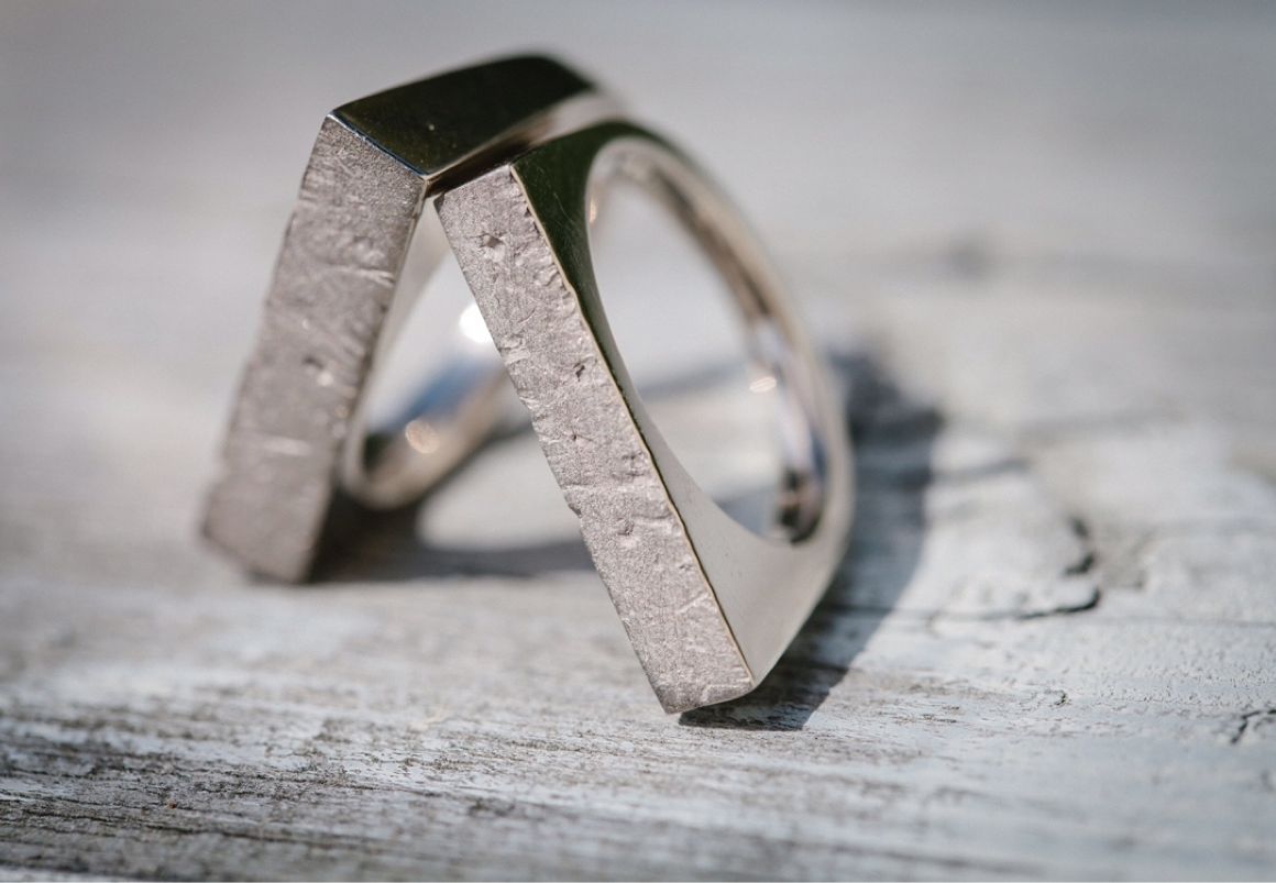 重ねるとテクスチャーが繋がって、1つのリングになるデザイン