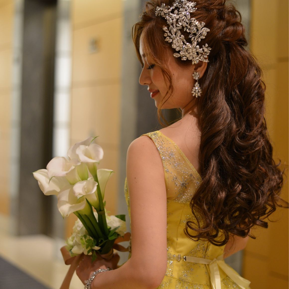 カラードレスではボリュームカールのハーフアップに、前髪を上げて大人っぽくイメージチェンジ

歩くたびに大きめのカールが上下に揺れてとっても可愛かったのです♡