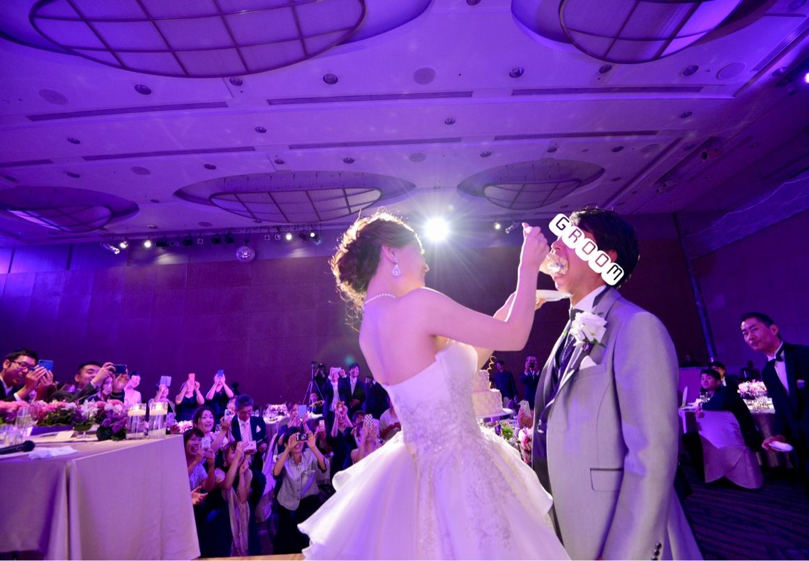 ファーストバイトはゲストが写真を撮ってくれるので、その様子を撮ってもらいました。