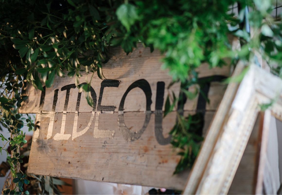 メインテーマのHIDEOUTの看板