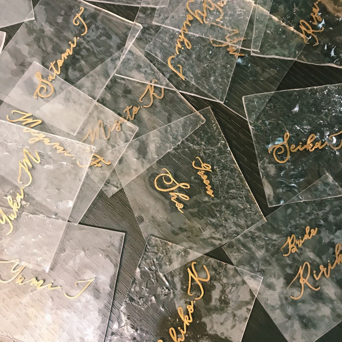 席札
プラバンにゴールドのペンで名前を書いて焼いたあと、くしゃくしゃにしたアルミで挟んでクラッシュ感を出してみました！
会場のひきあげガラスの窓を開けてイメージして。