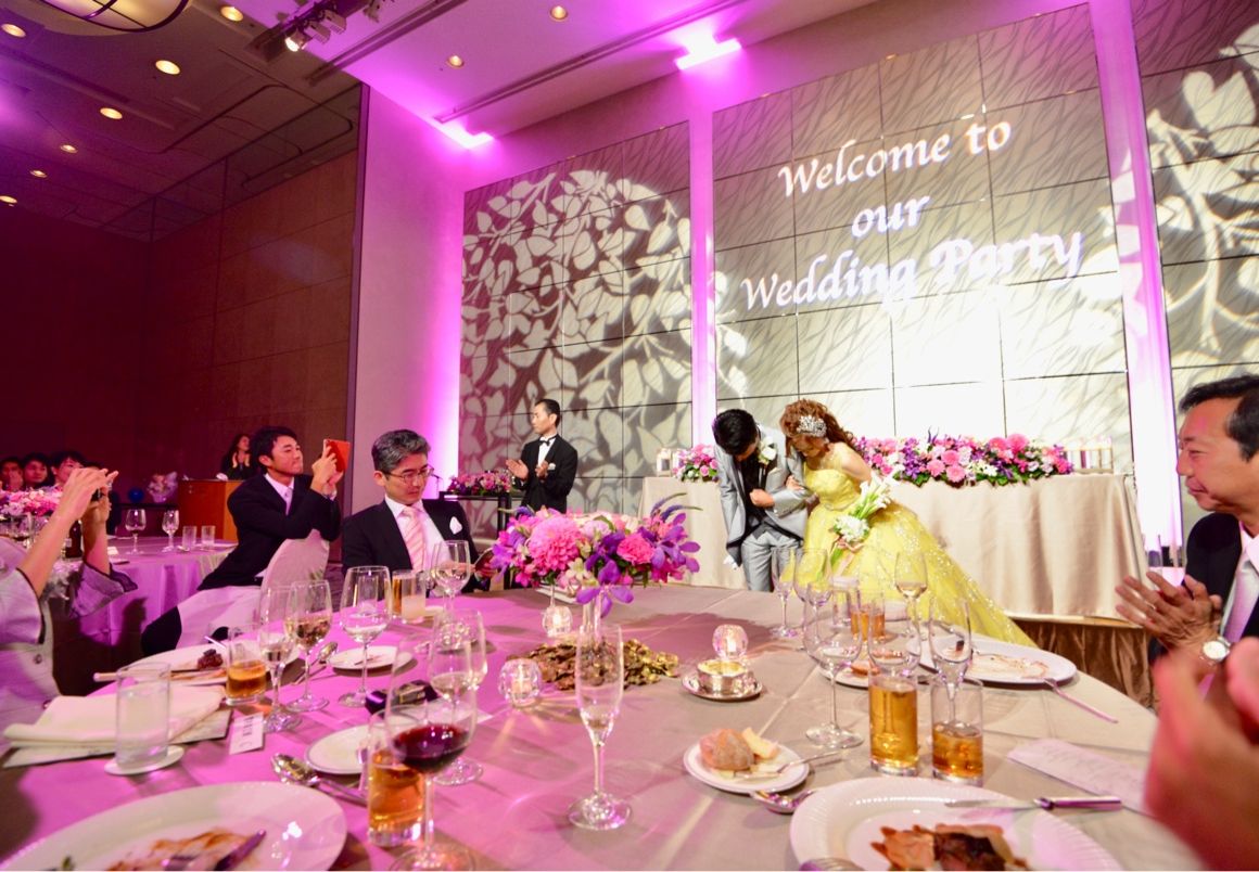 会場のライティングは紫からピンクにチェンジ‼︎
ラグジュアリー感も残しつつ、カラードレスでは可愛さもプラス！