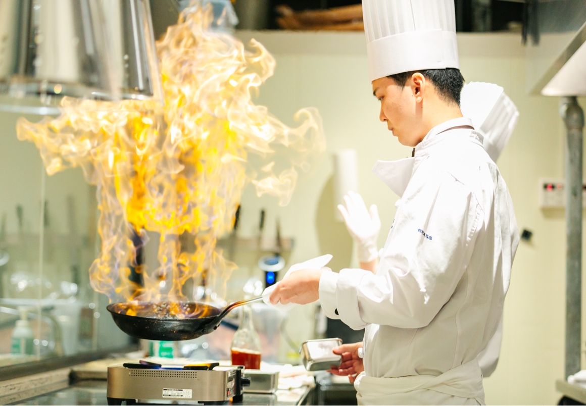 オープンキッチンでフランベの演出