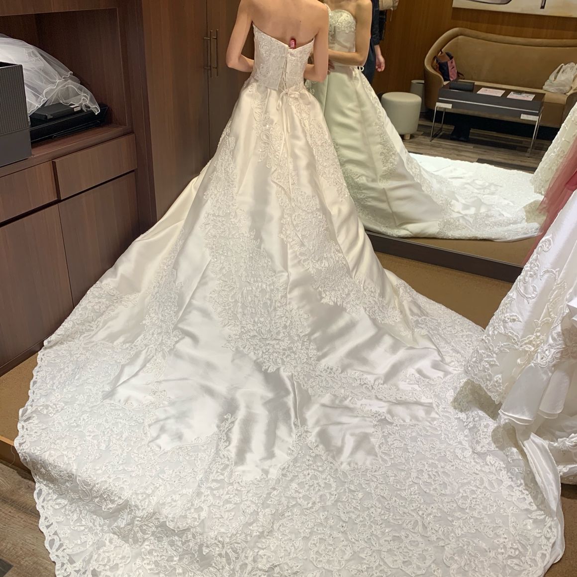 マタニティウェディングなので腰もとの切り返しがあるこちらのドレスはやめました🥺