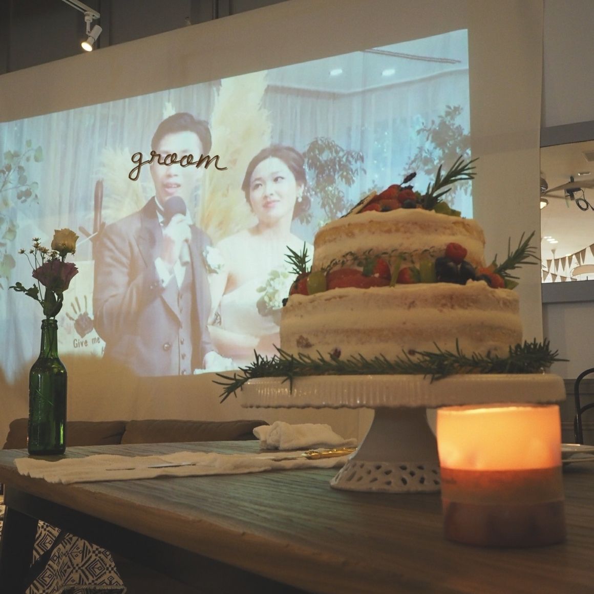 受付から新郎新婦入場までは結婚式ダイジェストムービーを…?