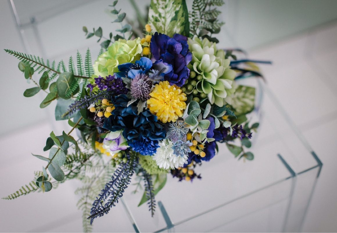 ドレスのデザインに合わせたクラッチブーケ
ブルーメインで、大好きなユーカリやラベンダー、エリジウム、ブルーベリーの実を入れて、夏の海に合うようにオータムカラーにならないように注意しながら制作
先輩花嫁の友人に手伝ってもらいました