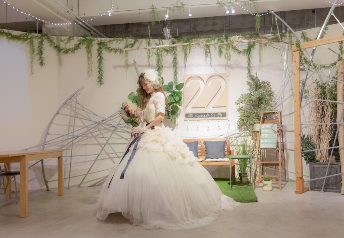 インナーブラウス、レースグローブとトークハットをヘイリーに合わせてクラシカルに。
サッシュベルトは旦那さんのタキシードに合わせました。