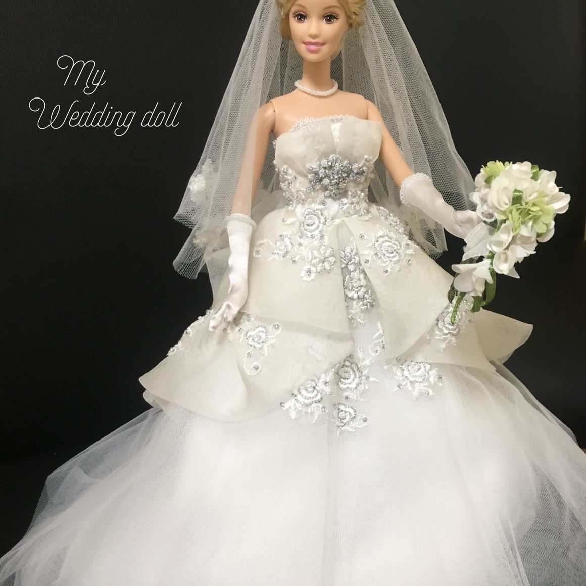 韓国にてフルオーダーしたバービー人形は
私がコーディネートしたウエディングドレスなんです‼︎

ティアラ、ブーケ、グローブ、ベールの刺繍までもが、細かく再現されています！