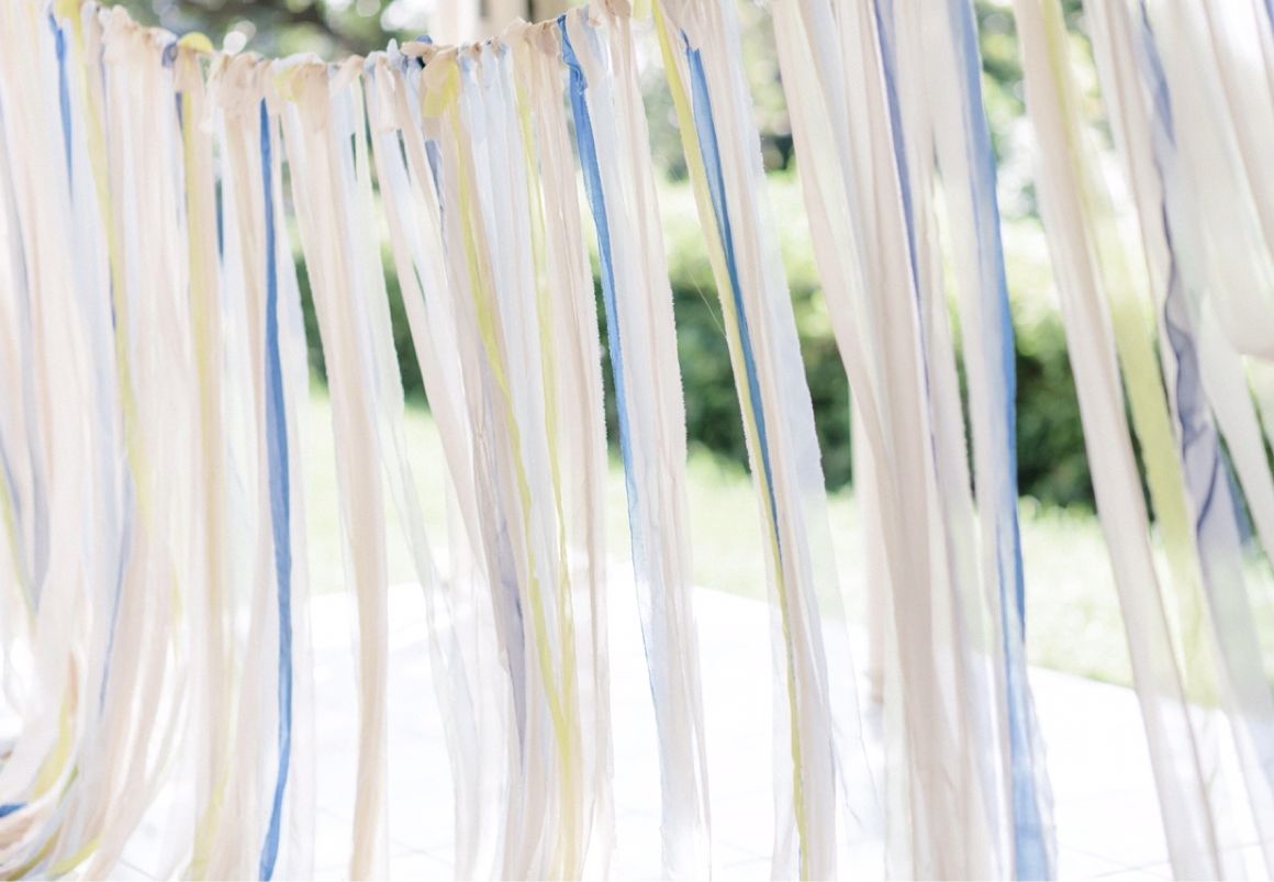 式場の入り口やwelcomeスペースから本会場を仕切る場所にかけられたリボンカーテン
風になびいて涼しげ
テーマカラーのブルーとWeddingのイメージカラーのホワイトを混ぜて