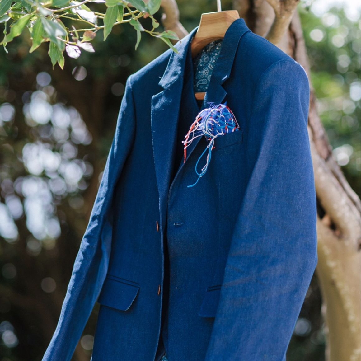 ドレスの刺繍のブルーと海に合わせたデニムのスーツ
代官山SUITBARさんにてフルオーダーメイド
