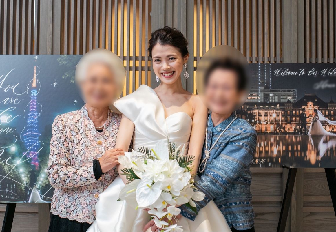 宴会場の前でスリーショット。