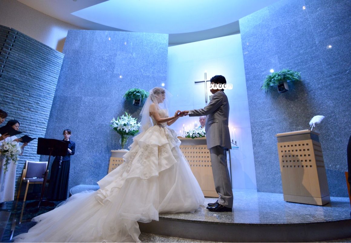 指輪の交換
サイドから見た時もドレスのデザインがとてもお気に入り。