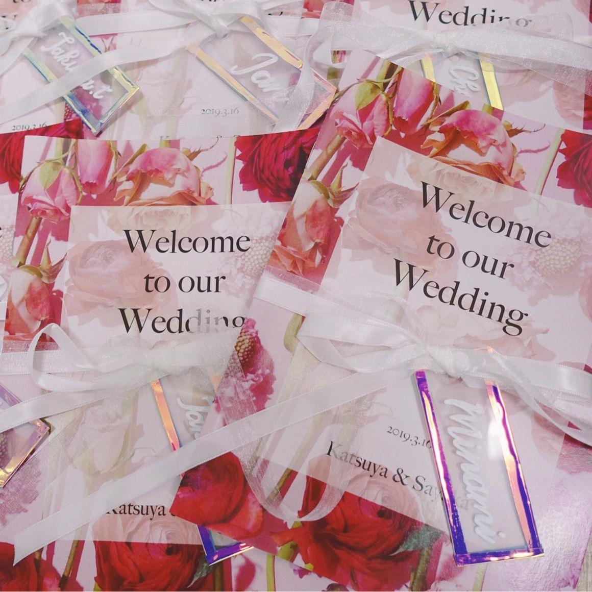 プロフィールブックにリボンで席札を結びました。
プロフィールブックは、プリントパックで印刷しました。