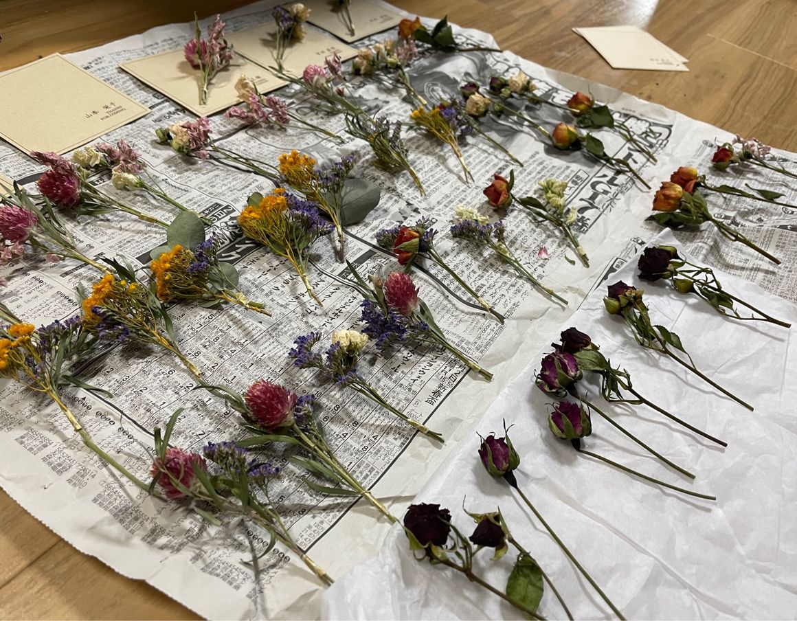 花屋で買ったものをドライにし、束ねて防虫スプレーをかけました。防虫スプレーはまじで大事です。