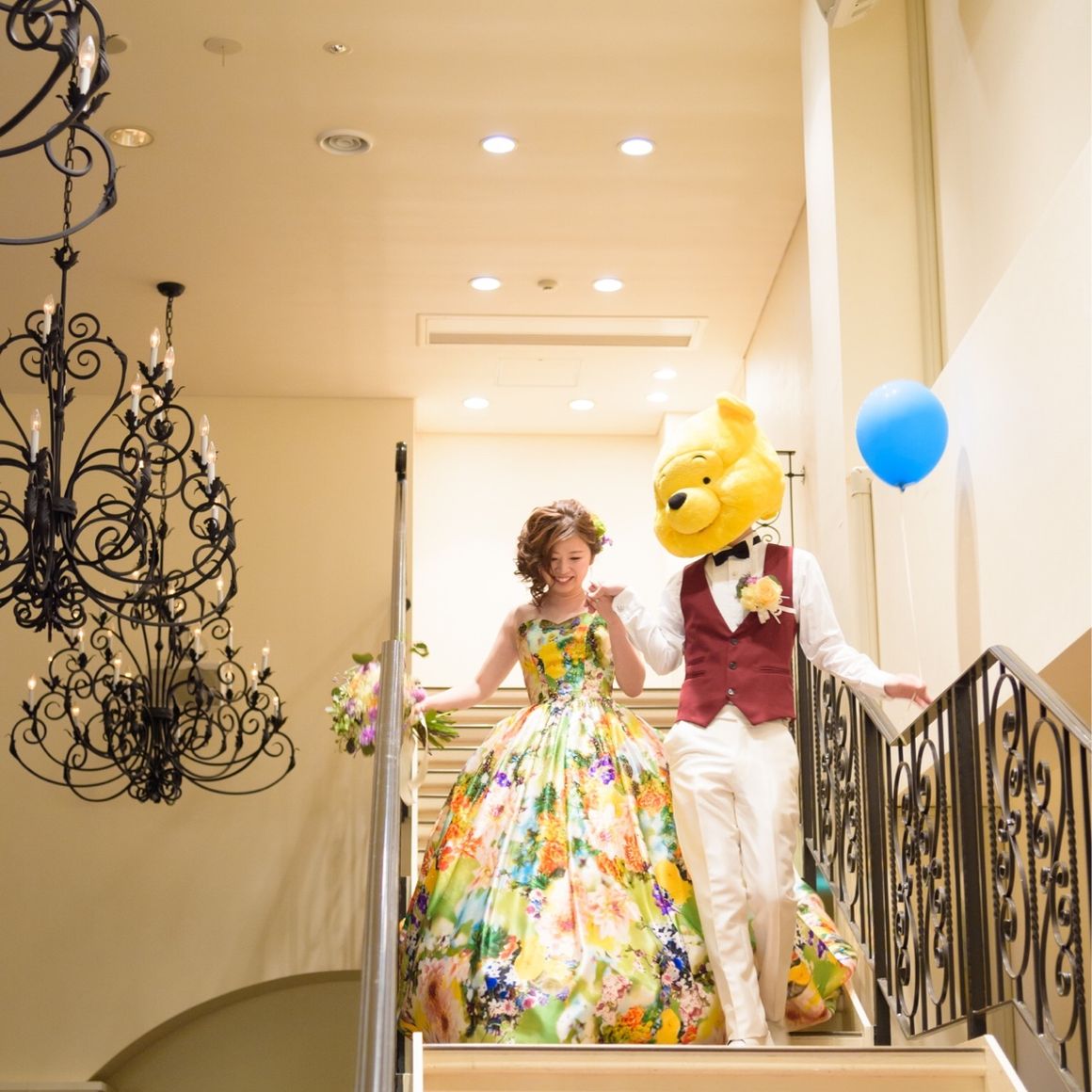 お色直し後の入場はプーさんの姿で！

入場前に、プーさんのハニーハントの曲を流しました！
「風船じゃはちみつはとれないよ？」
「とれるよ！」

新郎がクリストファーロビンからもらった風船を持って
はちみつ
ではなく、
新婦
を捕まえました?❤️