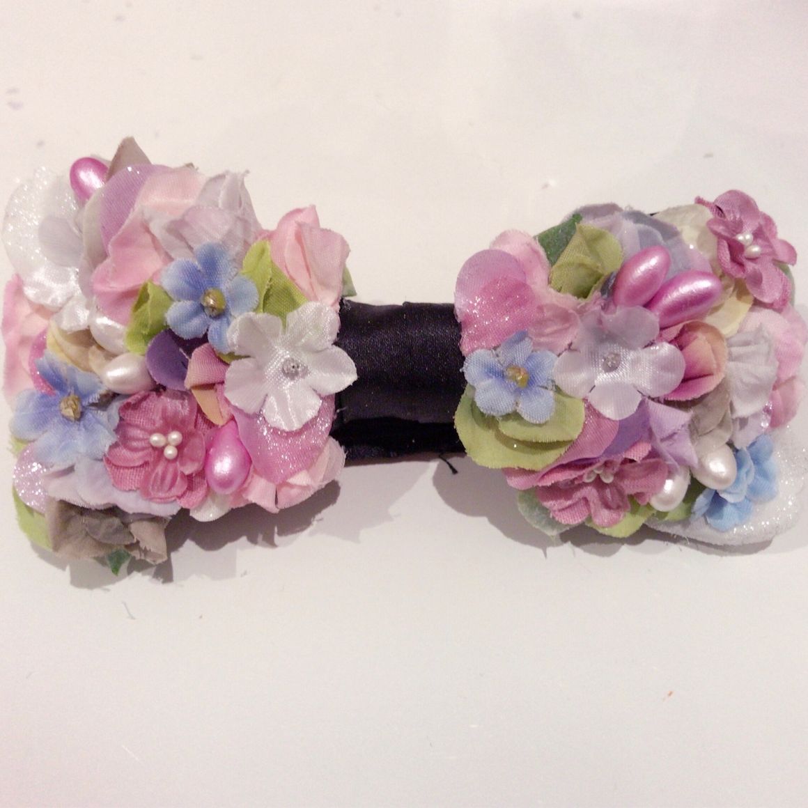 二次会蝶ネクタイ
小花がたくさんの可愛い蝶ネクタイになりました♡
トーク帽もお揃いです♡