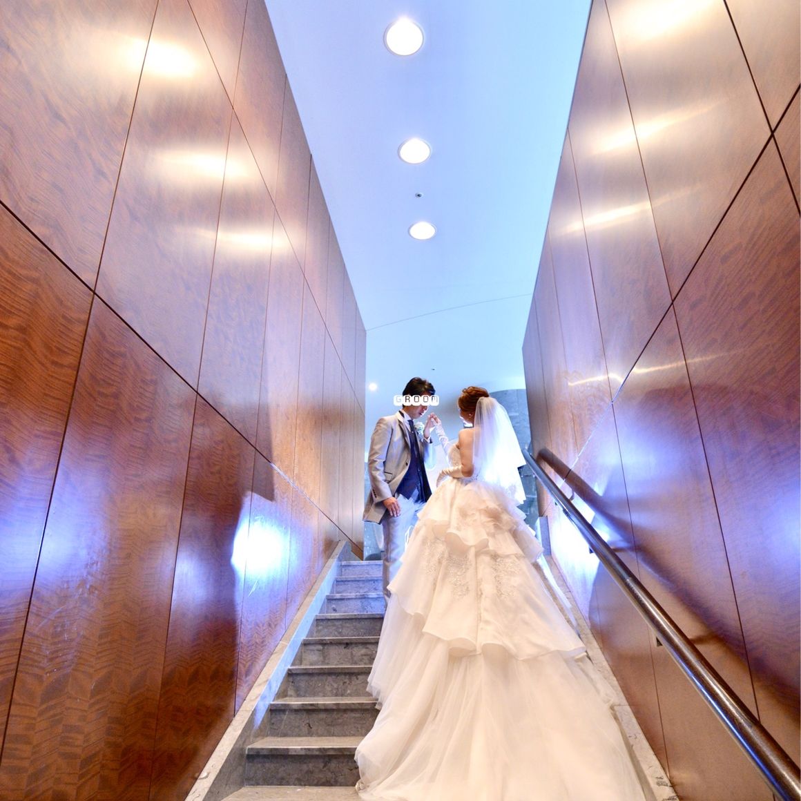 こちらの裏階段でのショットも
ドレスのバックをメインに。