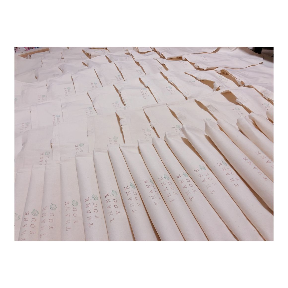 ギフトバック
（再利用できるよう麻生地のバックにし
   スタンプを押してDIYしました）