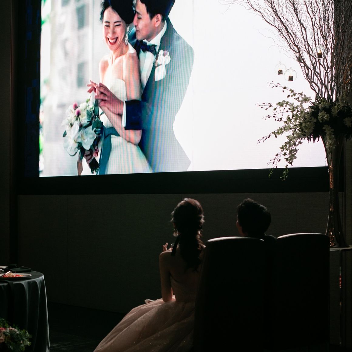 新婦側の余興は、
前職同期たちが作ってくれたメッセージムービーでした。
直前まで手直しをしてくれていたとプランナーさんから聞いていたので、同期たちの愛情に幸せいっぱいでした。