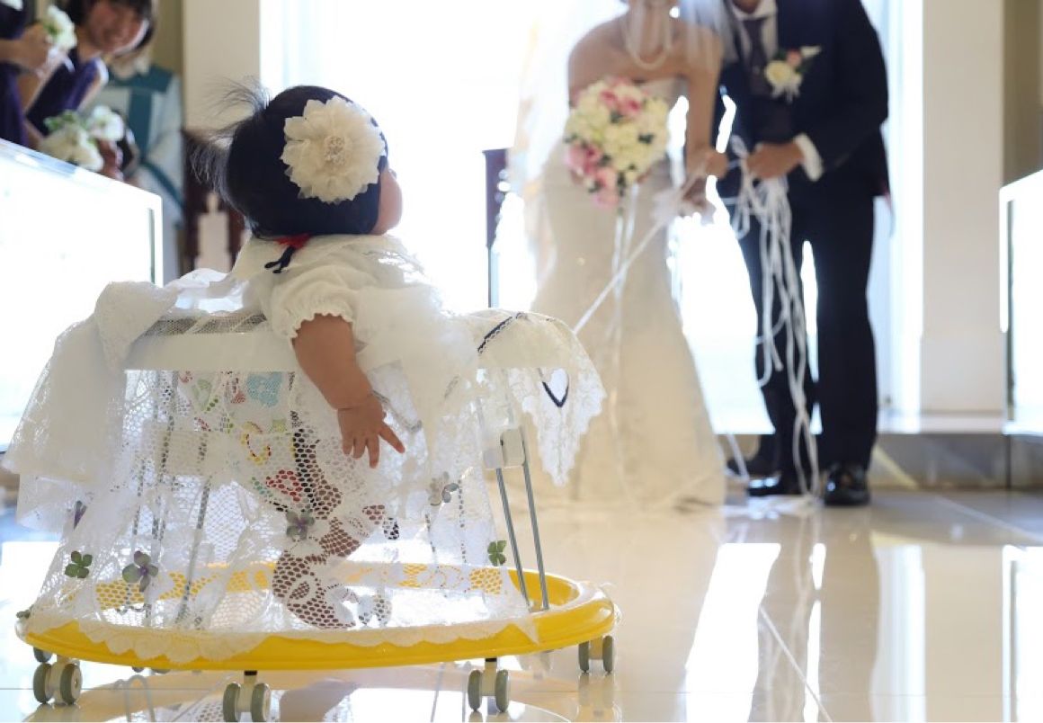 生後半年の娘にリングガールにやってもらいました。足がつかないので、歩行器に乗せて紐で引っ張りました。