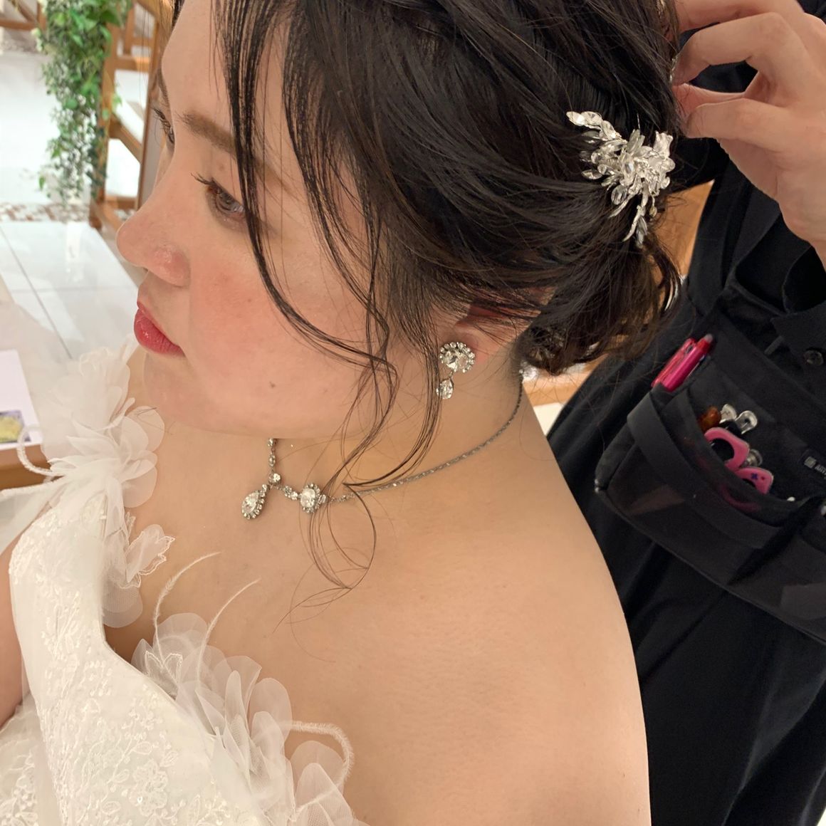 前撮りスタイル
結婚式当日は同じヘアスタイルで
白いお花のヘッドドレスを着用しました