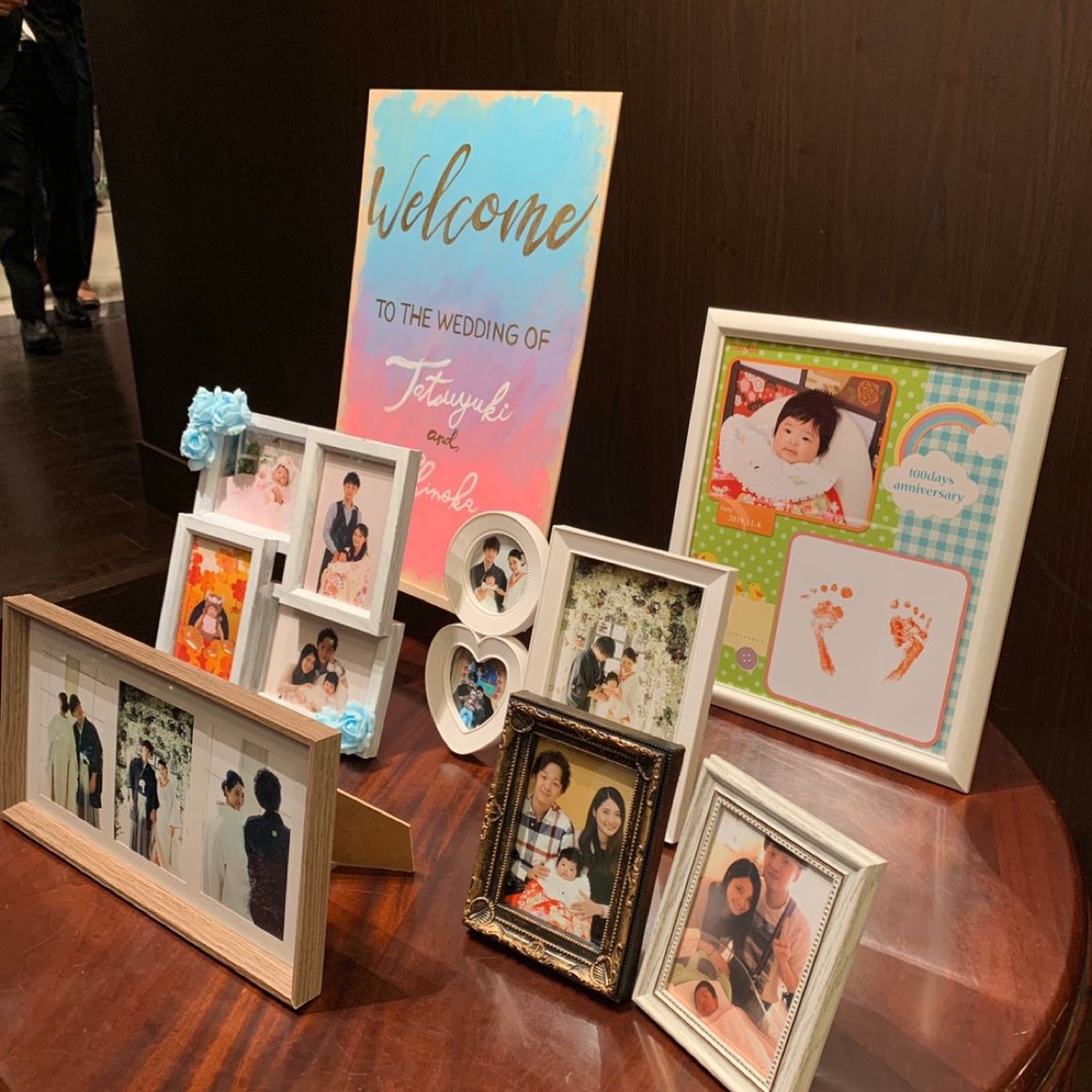 ウェルカムボードはセリアで購入した板にアクリルでかきました！