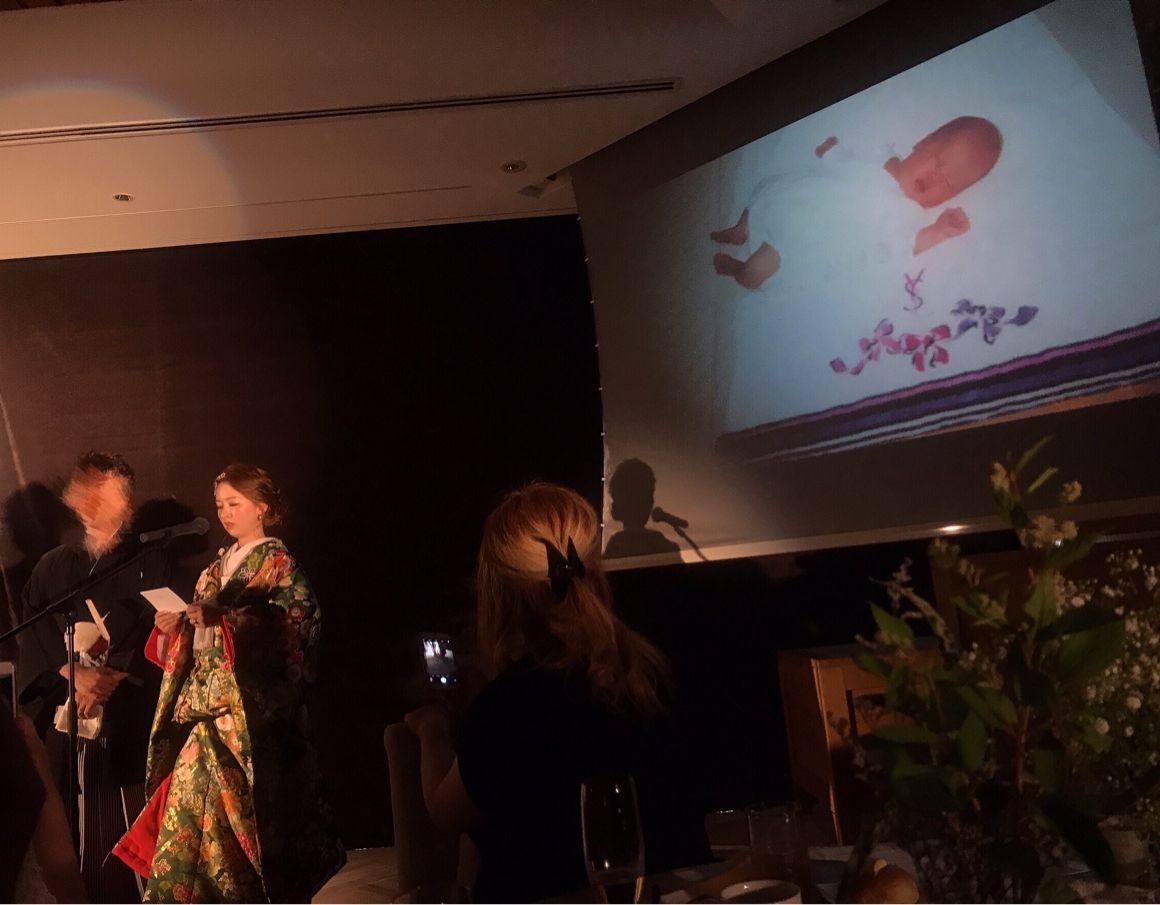 ◎スタンドマイクにしました
新郎の腕も痛くなるだろし、
自分のタイミングで涙を拭いたり
マイクから離れたり近づいたり
安心して読むことができました

◎スクリーンに家族の思い出を
流しながら読みました
両親や兄弟に、こんなことあったな
こんなところ行ったなと思い出しながら
聞いてほしかったので流しました