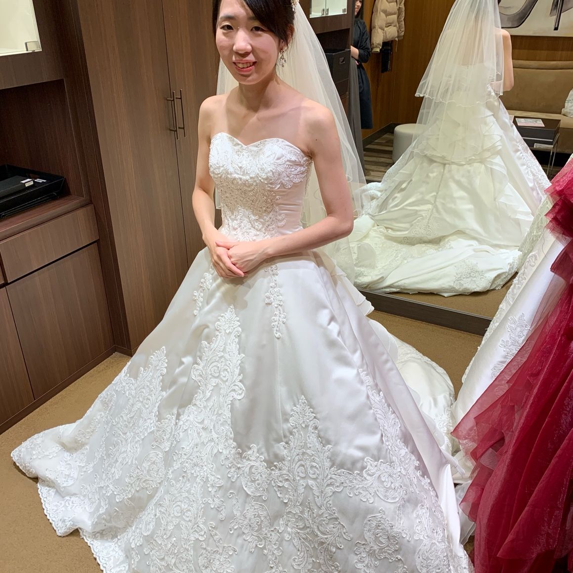 マタニティ婚で挙式の時は7カ月後期ごろ。ゆったりとしたマタニティ用ドレスインナーも着用します。