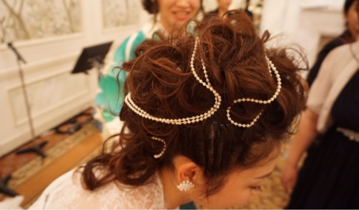 披露宴 お色直し後 
ループカールをほぐし、前髪もあげて、モヒカンスタイルへ。

パールを巻きつけて、パーティ感を出しました。