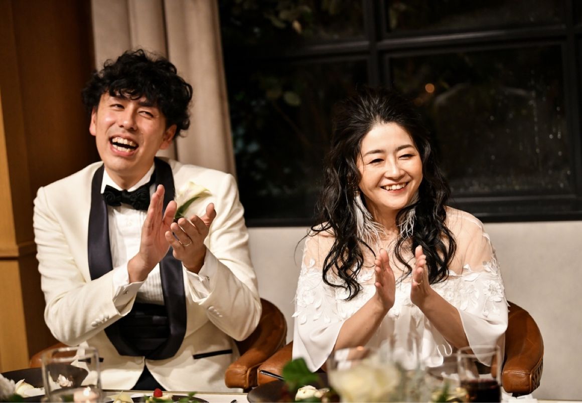 フェザーのアクセサリーとパーマスタイルが揺れて柔らかいイメージに。