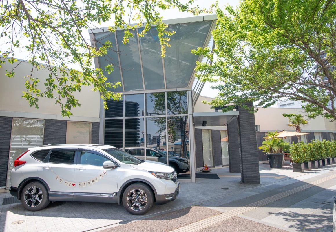 主人が車関係の仕事をしているので
館外に車をとめて麻布ガーランドを飾りました♡