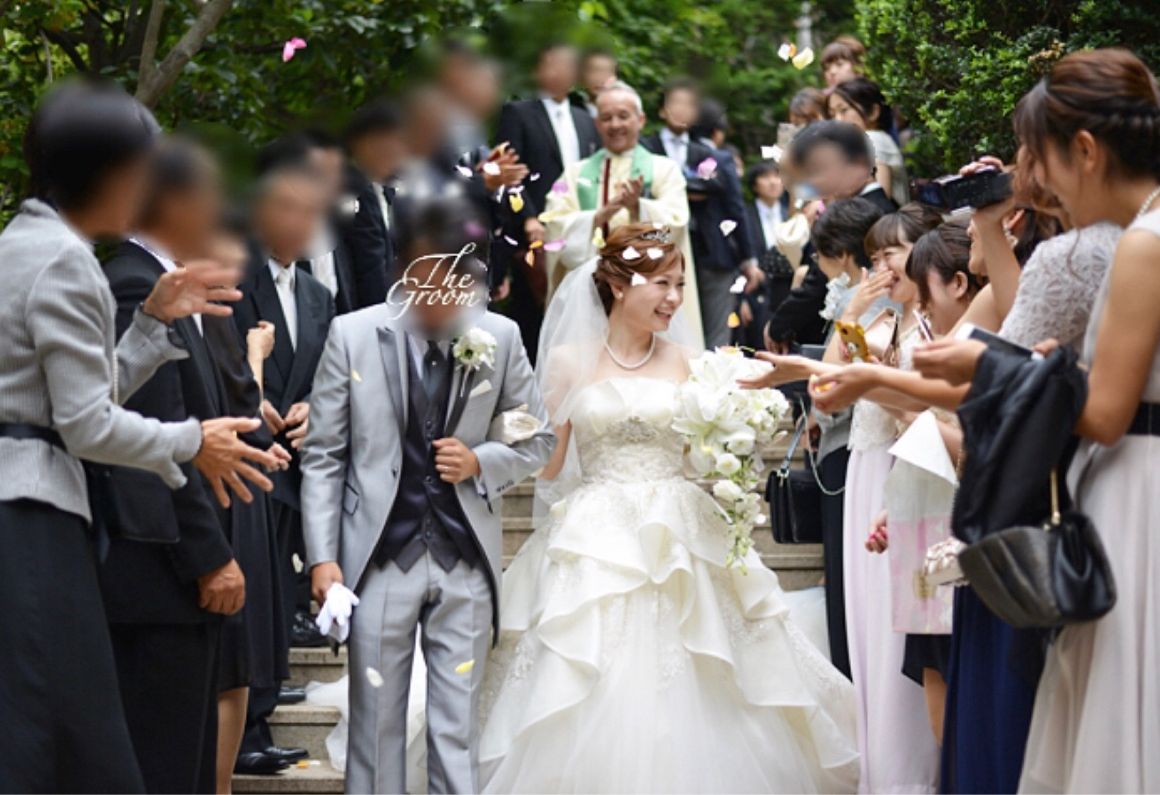 フラワーシャワーはチャーチの隣のガーデンで