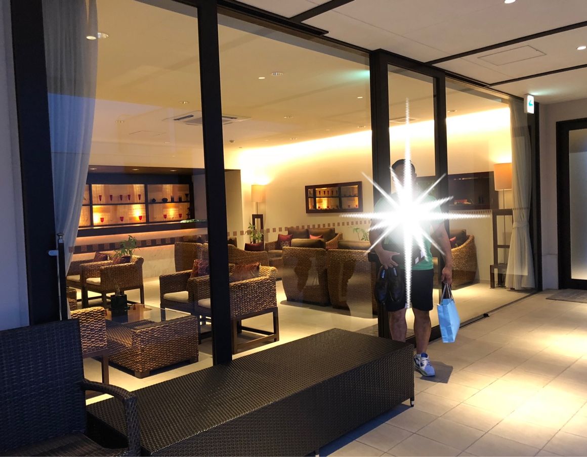 ご参列頂く友人などの待合室。
奥にバーカウンターもあるので
飲み物を飲みながらゆっくりできます。