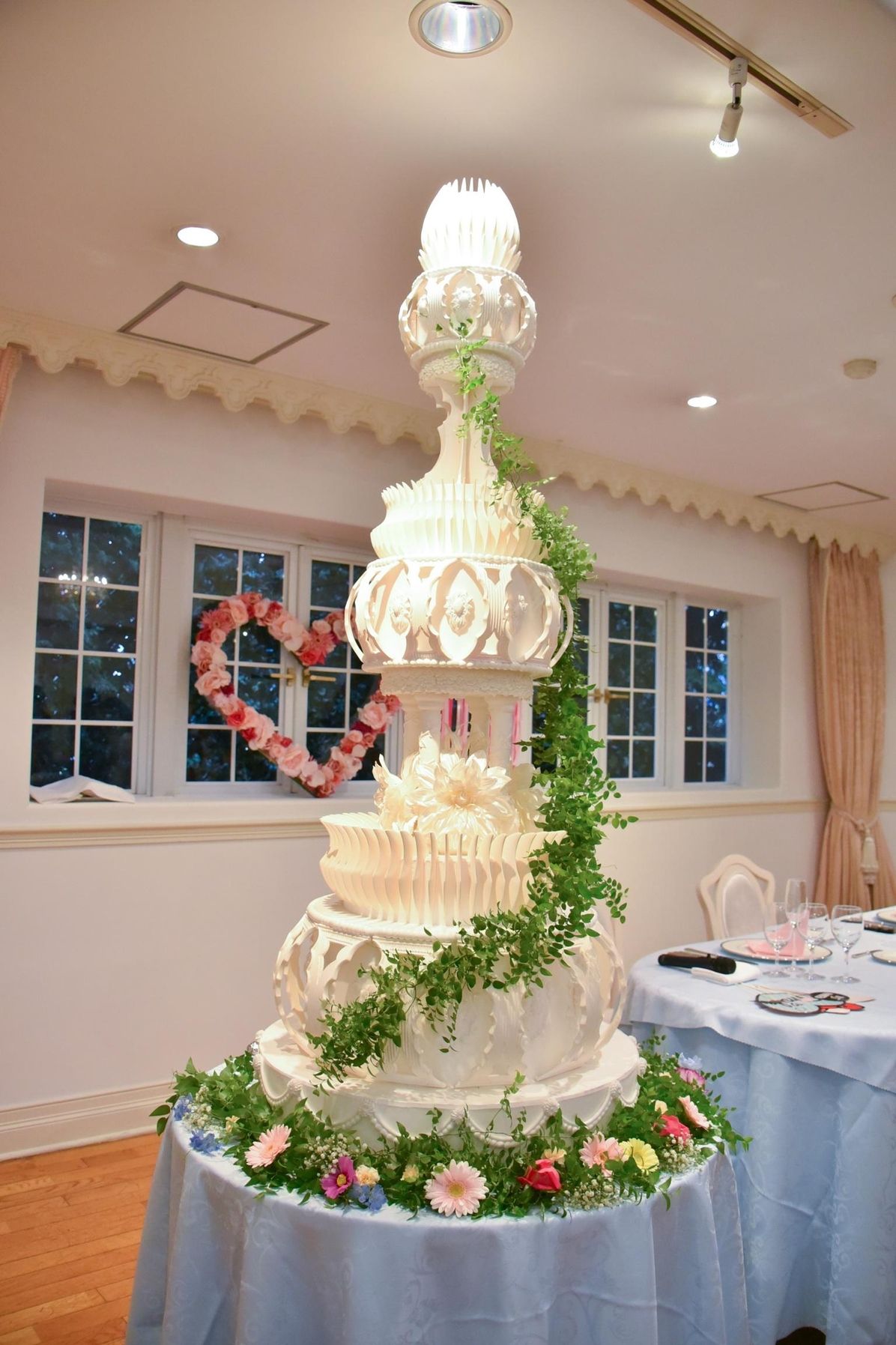 豪華さにときめく 高さのあるウェディングケーキデザイン11選 結婚式準備はウェディングニュース